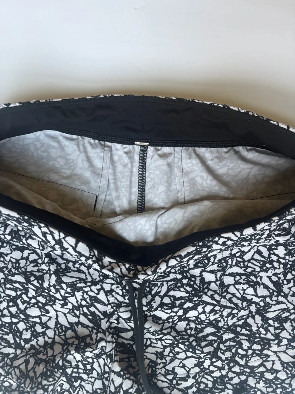 Lululemon Black White Abstract Print Performance Shorts Women's Size 6